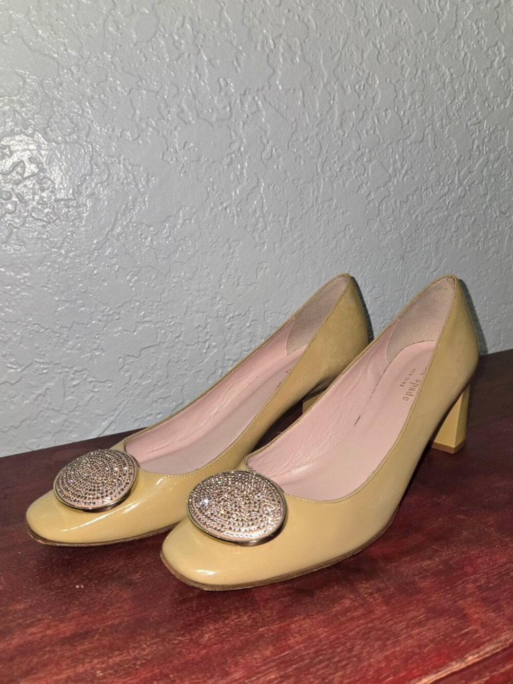 Kate Spade Italy Nude Patent Leather Block Heel Pumps Crystal Medallion Sz 8B - Picture 7 of 9